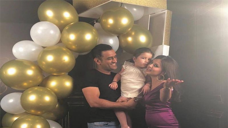 2015 में बेटी के जन्म की खबर सुनकर धोनी काफी खुश थे, लेकिन अपने देश की खातिर भारत नहीं लौटे। इसके बारे में उन्होंने एक इंटरव्यू में भी कहा था, कि इस समय मेरे लिए देश ज्यादा जरूरी है।