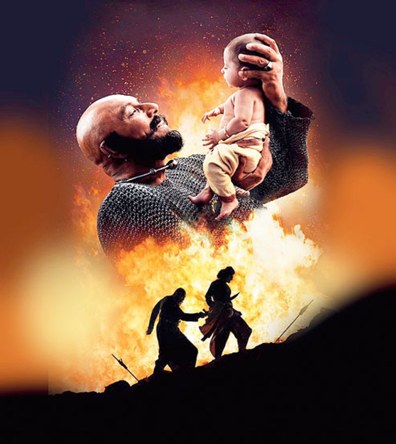 இந்த படத்தில், 'மகேந்திர பாகுபலி' யாக நடித்த பிரபாஸ் சிறிய குழந்தையாக ஒரு சில காட்சிகளில் காட்டப்படுவார். இவரை காப்பாற்ற தான், ராஜ மாத சிவகாமி தேவி தன்னுடைய உயிரை கொடுத்து அவரை காப்பாற்றுவார்.