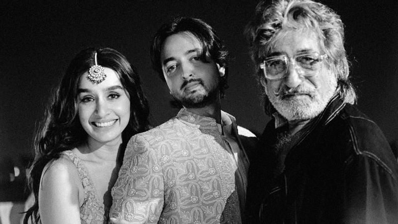 अपनी बहन श्रद्धा कपूर और मौसा शक्ति कपूर के पोज देते प्रियांक शर्मा।