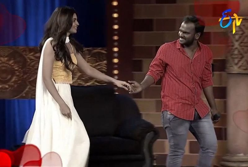 జబర్దస్త్ తో పాటు అనేక బుల్లితెర షోలు, ప్రత్యేక కార్యక్రమాలలో వర్ష, ఇమ్మానియేల్ సందడి చేస్తున్నారు.