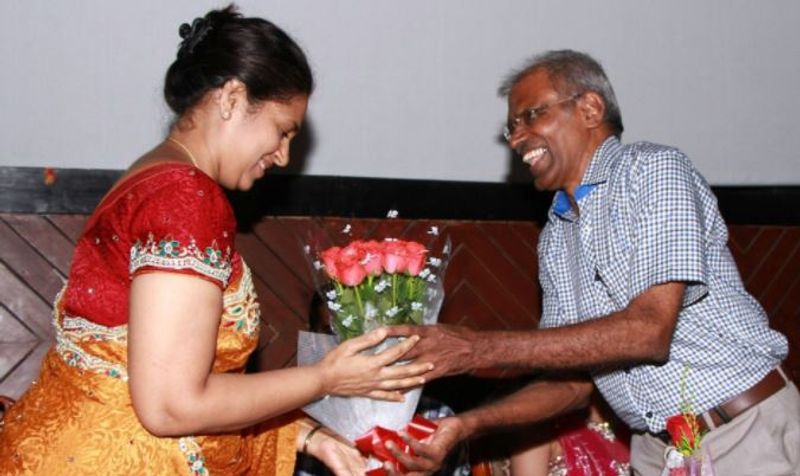 அதாவது அப்போது முன்னணி நடிகர்கள் பட்டியலில் இருந்த அஜித், ஏ.ஆர்.முருகதாஸ் இயக்கத்தில், 7th சேனல் நாராயணன் தயாரிப்பில் ஒரு படம் நடிக்க இருந்ததாகவும்... அதனை நினைவில் வைத்தே அஜித்துக்கு இந்த பணத்தை நாராயணன் கொடுத்துள்ளார் என தெரிகிறது.