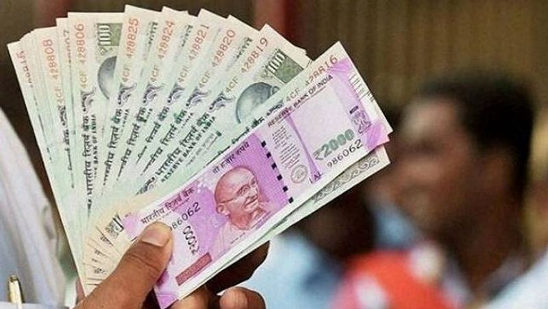 यह योजना केंद्र सरकार चला रही है। इसका नाम सुकन्या समृद्धि योजना (SSY) है। रोजाना सिर्फ 1 रुपया बचा कर भी इस योजना में निवेश किया जा सकता है। बेटियों की उच्च शिक्षा और उनकी शादी के लिहाज से यह सबसे अच्छी योजना मानी जा रही है। (फाइल फोटो)