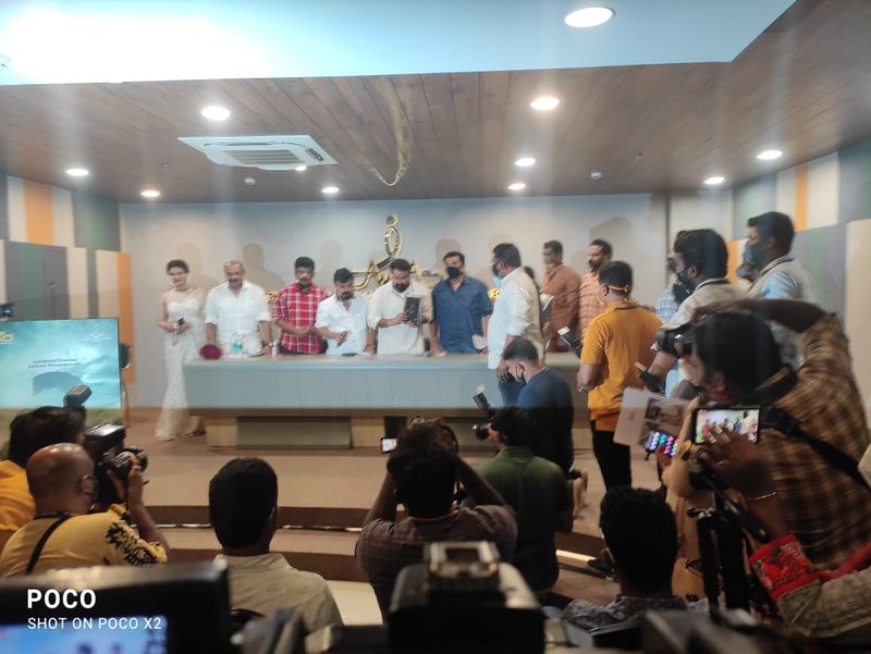 ചടങ്ങുകള്ക്ക് ശേഷം മാധ്യമപ്രവര്ത്തകരെ സംഘടനാ ഭാരവാഹികള് കാണുന്നതിനിടെയായിരുന്നു കര്ഷക സമരത്തിന് കേരളത്തിലെ സെലിബ്രിറ്റികളുടെ അഭിപ്രായം മാധ്യമപ്രവര്ത്തകര് ചോദിച്ചത്.