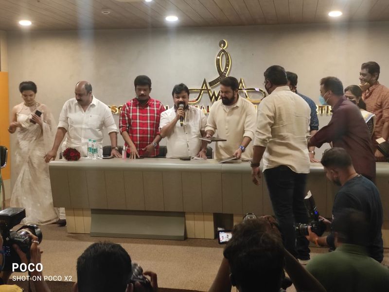 ചോദ്യം കേട്ടപ്പോള് തന്നെ കൈകൂപ്പിയ മോഹന്ലാല്, അതിനെ കുറിച്ചുള്ള സംസാരം പിന്നീടാകാമെന്ന് പറഞ്ഞ് ഒഴിയുകയായിരുന്നു. "നമുക്ക് അടുത്ത പ്രാവശ്യം പ്രതികരിക്കാം. നിലപാട് പറയാം. നമ്മള് ഇപ്പോള് കൂടിയിരിക്കുന്നത് അതിനല്ലല്ലോ. ഏത് സദസ് എന്നതുകൂടി ഉണ്ടല്ലോ", മോഹന്ലാല് പറഞ്ഞു.