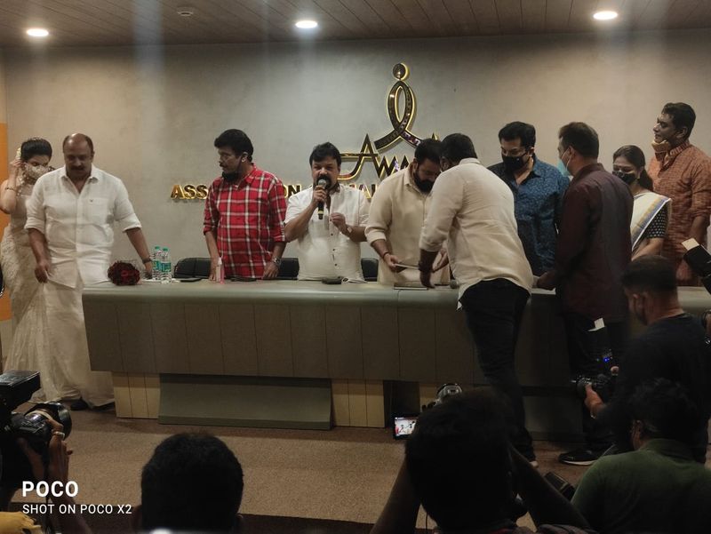 വിഷയത്തെ അനുകൂലിച്ച് സലിം കുമാര്, ഹരീഷ് പേരടി, ജൂഡ് ആന്റണി ജോസഫ്, ഇര്ഷാദ്, മണികണ്ഠ രാജന്, ബാബു ആന്റണി തുടങ്ങിയവര് രംഗത്തെത്തിയപ്പോള്, കേന്ദ്രസര്ക്കാറിനെപ്പം ഉണ്ണി മുകുന്ദന്, കൃഷ്ണകുമാര്, സന്തോഷ് പണ്ഡിറ്റ് തുടങ്ങിയ താരങ്ങളും രംഗത്തെത്തിയിരുന്നു.