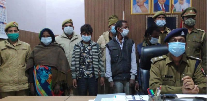 हत्याकांड के खुलासे को लेकर जब पुलिस ने तफ्तीश शुरू की तो चौंकाने वाला खुलासा हुआ। हत्याकांड की मास्टरमाइंड मृतक की पत्नी ही निकली। पुलिस ने हत्याकांड की मुख्य साजिशकर्ता महिला समेत उसके तीन प्रेमियों को गिरफ्तार कर लिया है और उसे जेल भेज दिया है। ऐसे में पुलिस की सक्रियता दो निर्दोष लोग जेल जाने से बच गए।
