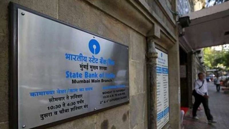 स्टेट बैंक ने कहा है कि कस्टमर अपने मोबाइल फोन को कभी भी खुला (अनलॉक) नहीं छोड़ें। जब बैंकिंग से जुड़ा ऐप इस्तेमाल में नहीं हो, तो उसे बंद करके रखना चाहिए। वहीं, अनजाने नेटवर्क से अपने मोबाइल फोन को कनेक्ट नहीं करना चाहिए। (फाइल फोटो)