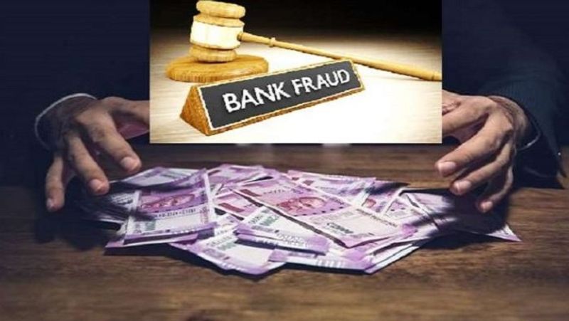 स्टेट बैंक ऑफ इंडिया (SBI) ने अपने कस्टमर्स से कहा है कि अगर वे ट्रांजैक्शन के दौरान किसी भी तरह के साइबर क्राइम का शिकार हो जाते हैं, तो नेशनल साइबर क्राइम रिपोर्टिंग पोर्टल पर जाकर शिकायत दर्ज करा सकते हैं। ऐसा हर हाल में किया जाना जरूरी है। इसके बाद ही धोखाधड़ी को रोकने के लिए कोई कदम उठाया जा सकता है। (फाइल फोटो)