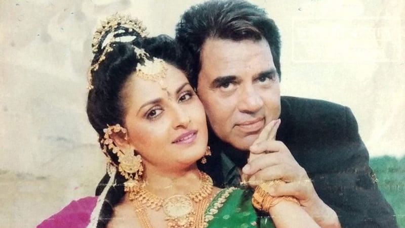 हाल ही में जया प्रदा ने अपने करियर को लेकर इंटरव्यू दिया था। इस दौरान जब उनसे पूछा गया कि उनके जमाने में सबसे ज्यादा फ्लर्ट कौन एक्टर करता था, तो जया प्रदा ने धर्मेंद्र का नाम लिया। उन्होंने कहा- यूं तो धर्मेंद्र काफी परिपक्व और शानदार कलाकार है लेकिन वह फ्लर्ट भी खूब करते थे।