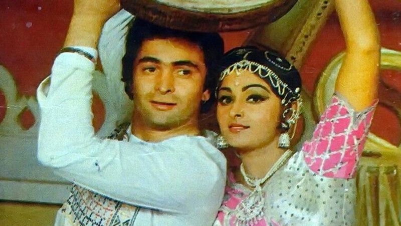 जय प्रदा जब 14 साल की थी तो स्कूल के एनुअल फंक्शन में उनकी डांस परफॉर्मेंस देख एक डायरेक्टर ने उन्हें तेलुगु फिल्म में डांस नंबर करने का ऑफर दिया था। फिल्म में 3-4 मिनट का डांस नंबर करने के लिए उन्हें 10 रुपए मिले थे। जया के इस डांस नंबर ने उन्हें पॉपुलर बना दिया और उन्हें कई फिल्मों के ऑफर मिले। 17 साल की उम्र में उनकी गिनती साउथ की हिट एक्ट्रेसेस में होने लगी थी। 1979 में उन्होंने फिल्म 'सरगम' से बॉलीवुड में डेब्यू किया।