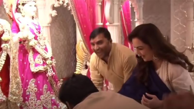 रिपोर्ट्स के मुताबिक, एंटीलिया में जो मंदिर है उसमें मूर्तियो से लेकर दरवाजे और सभी चीजें सिर्फ सोने और चांदी की हैं। इसके साथ भी भगवान की मूर्तियां भी हीरों के गहनों से लदी हैं।
