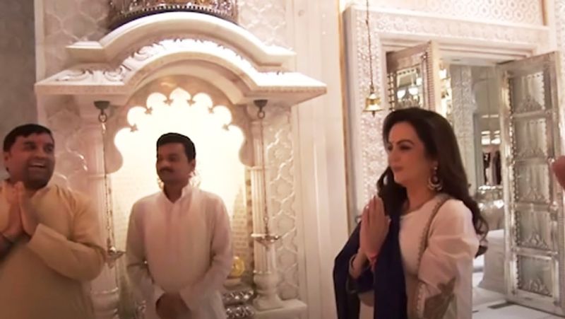 एक इंटरव्यू में नीता अंबानी ने कहा था कि आधी रात को ऑफिस से आने के बाद भी मुकेश बिना मूवी देखे नहीं सोते। यही वजह है कि उन्होंने घर के 8वें फ्लोर पर 50 सीटर मिनी होम थिएटर बनवाया है। 