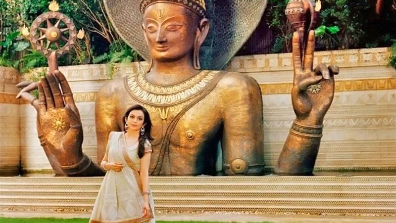 एंटीलिया में बने स्प्रिचुअल गार्डन में नीता अंबानी।