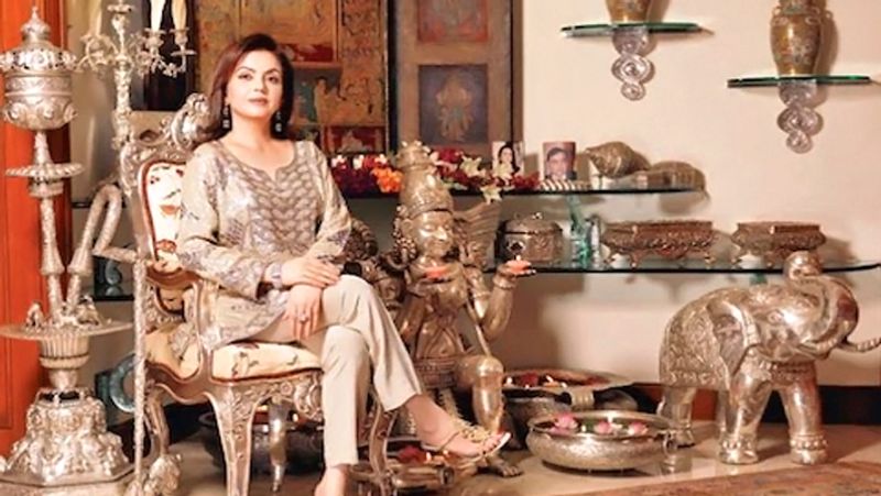 দিনের শুরুতে বাদাম ও আখরোট খেয়ে দিন শুরু করেন নীতা। সকালের ব্রেকফাস্টে কুসুম বাদে ডিমের সাদা অংশটা অমলেট খান। দুপুরে সবুজ শাক-সব্জি, স্যুপ খান।