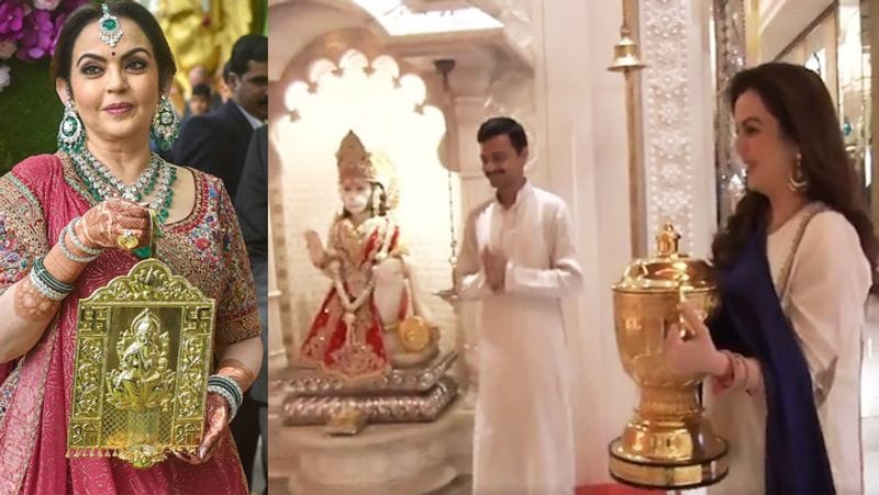 करीब 4 लाख स्क्वेयर फीट में बने एंटीलिया के 6 फ्लोर में तो सिर्फ पार्किंग ही बनी है, जिसमें 168 कारें रखी जा सकती हैं। रिपोर्ट्स के मुताबिक, अंबानी के पास पहले से ही 150 से भी ज्यादा कारें हैं इसीलिए उन्होंने इतना बड़ा पार्किंग स्पेस बनवाया है।