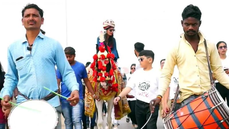 दीपा ने कहा कि मैसेज देना चाहूंगी कि कभी भी लड़कियां बोझ नहीं होती हैं अपने परिवार के लिए तो सबको सोचना चाहिए कि लड़कों के बराबर लड़कियां भी होती हैं। इसलिए उन्हें उतना ही प्यार मिलना चाहिए जितना लड़कों को दिया जाता है।
फोटो सोर्स-आजतक
