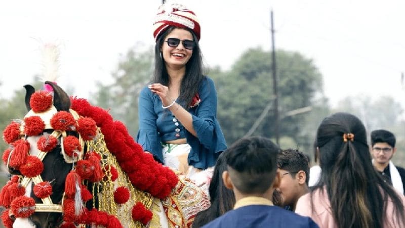 यह तस्वीर मध्य प्रदेश के सतना शहर की है। जहां वलेचा परिवार में दीपा बलेचा इकलौती बेटी हैं। मां नेहा वलेचा ने बताया कि हम बेटों और बेटियों में कोई फर्क नहीं समझते। उन्होंने अपनी बेटी की शादी कोटा में तय किया। 