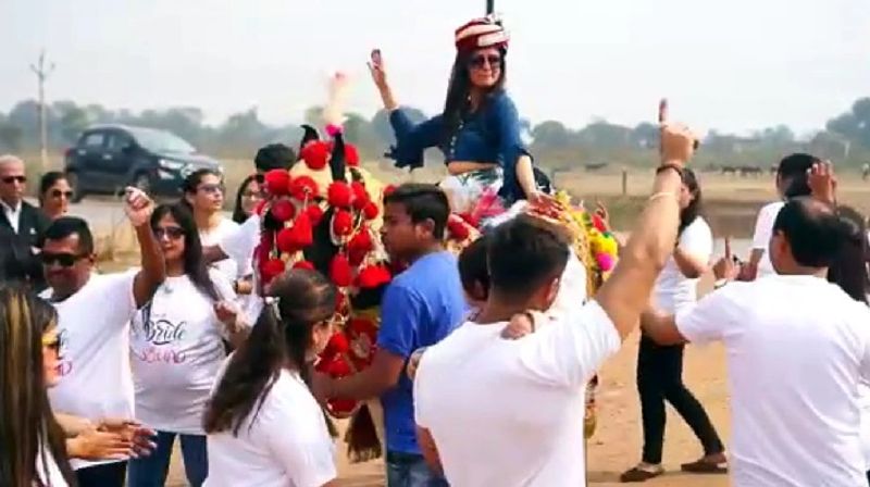 बताते हैं कि शादी को यादगार बनाने के लिए परिवार ने बेटी को घोड़ी पर बैठाकर कोटा रवाना किया। इस दौरान लोग बाराती की तरह जमकर डांस किए। वहीं, सड़क से गुजरे वाले लोग इस अनोखी शादी को अपनी मोबाइल में कैद करते दिखे। 
