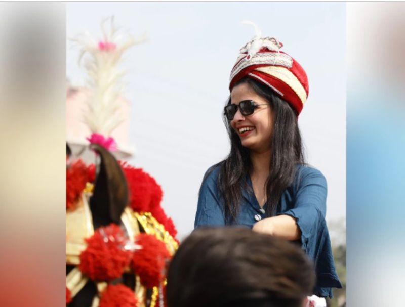 दुल्हन दीपा वलेचा का कहना है कि उन्होंने कभी सोचा नहीं था कि मैं कभी घोड़ी पर बैठूंगी। लेकिन, जब देखा कि परिवार के लोगों ने इतना कुछ प्लान किया है तो मुझे बहुत अच्छा लगा कि मेरी फैमिली मेरे लिए इतना सोचती है।
