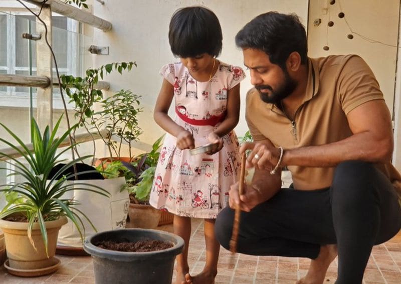 அந்த விதைகளை ஆரியின் மகள் விதைக்கும் புகைப்படத்தையும் ஆரி தனது டுவிட்டரில் வெளியிட இவருக்கு வாழ்த்துக்கள் குவிந்த வண்ணம் உள்ளது.