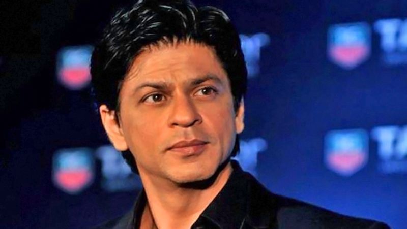 शाहरुख खान :
शाहरुख खान भी हमेशा विवादों में बने रहे हैं। कभी आईपीएल मैच के दौरान स्टेडियम में झगड़ा, तो कभी पाकिस्तान की वाहवाही करने की वजह से उन्हें कई ब्रांड से बाहर का रास्ता दिखाया जा चुका है। शाहरुख ने 2010 में एक इंटरव्यू के दौरान कहा था कि पाकिस्तानी क्रिकेटर्स को आईपीएल में खेलने का मौका देना चाहिए। उनके इस बयान के बाद लोगों ने उनकी फिल्म माय नेम इज खान को बैन करने की मांग कर डाली थी।
