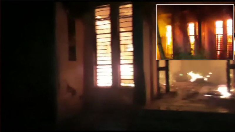 यह तस्वीर महाराष्ट्र के ठाणे स्थित बिजली दफ्तर की है। आग की भीषणता का अंदाजा इस तस्वीर से लगाया जा सकता है। आग की लपटें काफी ऊंची उठ रही थीं।