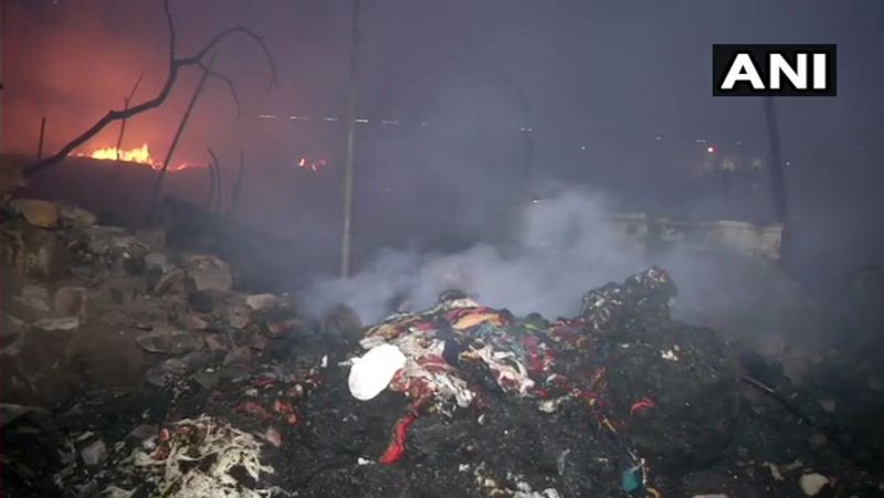 यह तस्वीर दिल्ली के ओखला इलाके की है। आग के बाद का दृश्य। आगजनी में दफ्तर का सारा सामान जलकर राख हा हो गया।
