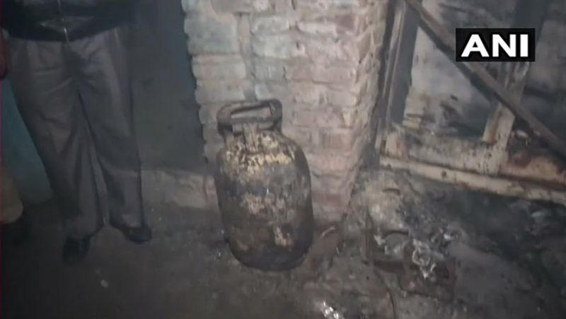 यह तस्वीर दिल्ली के ओखला इलाके की है। फायर ब्रिगेड ने सबसे पहले गैस सिलेंडर जैसी विस्फोटक चीजें सबसे पहले बाहर निकालीं।
