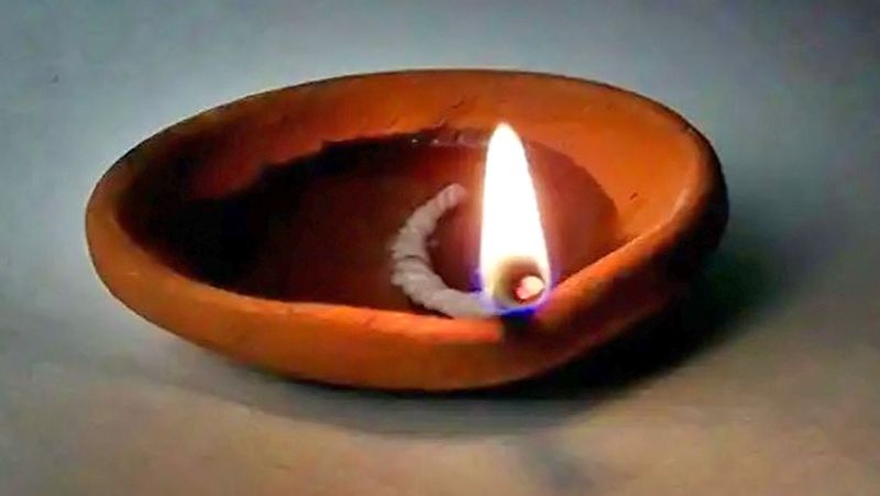 5. सरसों का तेल या तिल का तेल का दिया जलाने से घर का वातावरण शुद्ध होता है जिससे काम करने की इच्छा प्रबल होती है और धीरे धीरे करके आपका सारा कर्ज उतरता जाता है।
