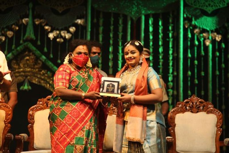 தெலுங்கானா கவர்னர் தமிழிசையும், ரிதன்யா மற்றும் அவரது குரு ஊர்மிளா சத்தியநாராயணன் ஆகியோரை வெகுவாக பாராட்டி கேடயங்களை வழங்கினார்.