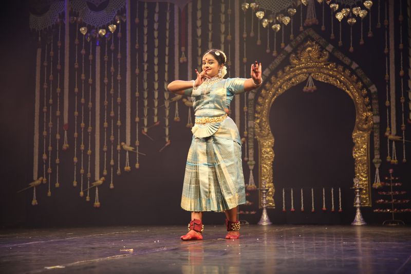 இந்நிகழ்ச்சியில் சிறப்பு விருந்தினர்களாக தமிழக முதலமைச்சர் எடப்பாடி பழனிசாமி, துணை முதல்வர் பன்னீர் செல்வம், இசை அமைப்பாளர் இளையராஜா உள்ளிட்டோர் கலந்து கொண்டனர். மேலும் தயாரிப்பாளர் ஐசரி கணேஷ், நடிகை ராதிகா, உள்ளிட்ட திரை பிரபலங்கள் பலர் கலந்து கொண்டு ரிதன்யாவின் பரத நாட்டியத்தை கண்டு ரசித்தனர்.