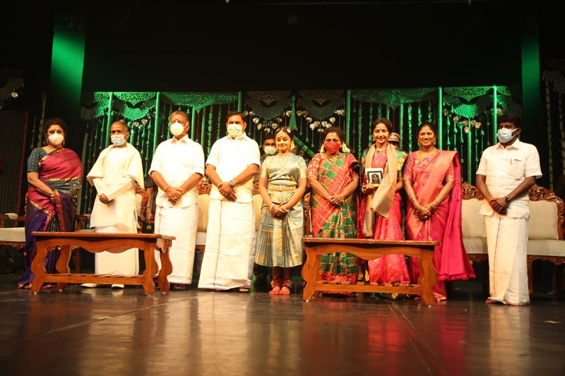 அமைச்சர் விஜயபாஸ்கர் - ரம்யா தம்பதிகளின் மகள், ரிதன்யா பிரியதர்ஷினியின் பரதநாட்டிய அரங்கேற்றத்தில், தமிழக முதல்வர் எடப்பாடி பழனிச்சாமி, துணை முதல்வர் ஓ.பன்னீர் செல்வம், தெலுங்கானா கவர்னர் தமிழிசை, இசையமைப்பாளர் இளையராஜா, உள்ளிட்ட பல முக்கிய பிரபலங்கள் கலந்து கொண்டு நிகழ்ச்சியை சிறப்பித்தனர்.