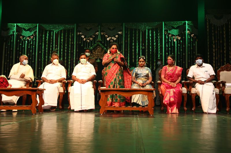 பரதக் கலைஞர் சித்ரா விஸ்வேஸ்வரன் ரிதன்யா ஒவ்வொரு அசைவுகளையும் அனுபவித்து ஆடியதாகவும், அவரது உடல் மொழி மற்றும் பரத்தில் கண் பேசியதாக கூறி வாழ்த்தினார்
