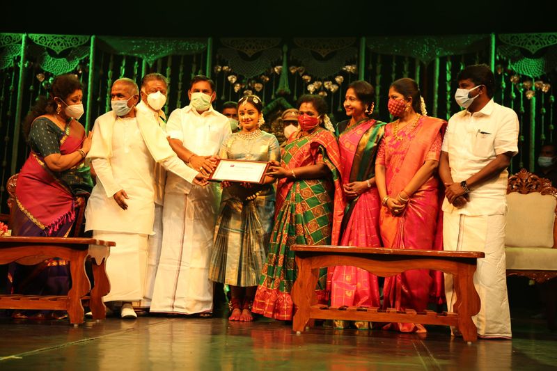 9 ஆம் வகுப்பு படித்து வரும் ரிதன்யா பிரியதர்ஷினி... தன்னுடைய 5 வயதில் இருந்தே நாட்டியா ஸங்கல்பா அமைப்பின் இயக்குனர் ஊர்மிளா சக்திநாராயணனிடம் பரதம் கற்று வருகிறார். நவராத்திரி விழா, சென்னையில் திருவையாறு உள்ளிட்ட பல முக்கிய நிகழ்ச்சிகளில் தன்னுடைய குருவுடன் மேடை ஏறி பரதம் ஆடி அசத்தியுள்ளார் என்பது குறிப்பிடத்தக்கது.
