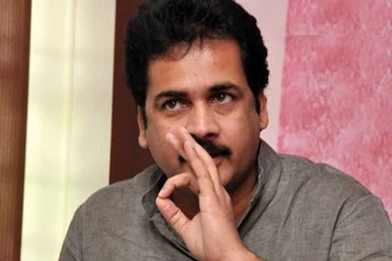 రాజధాని లేని ఏపీ, ఉద్యోగాల కోసం పక్క రాష్ట్రాలకు వెళుతున్న యువత, బాధ్యత లేకుండా నాయకులు ప్రవర్తిస్తుంటే ప్రశ్నించే నాథుడే లేదని శివాజీ ఫైర్ అయ్యారు.
