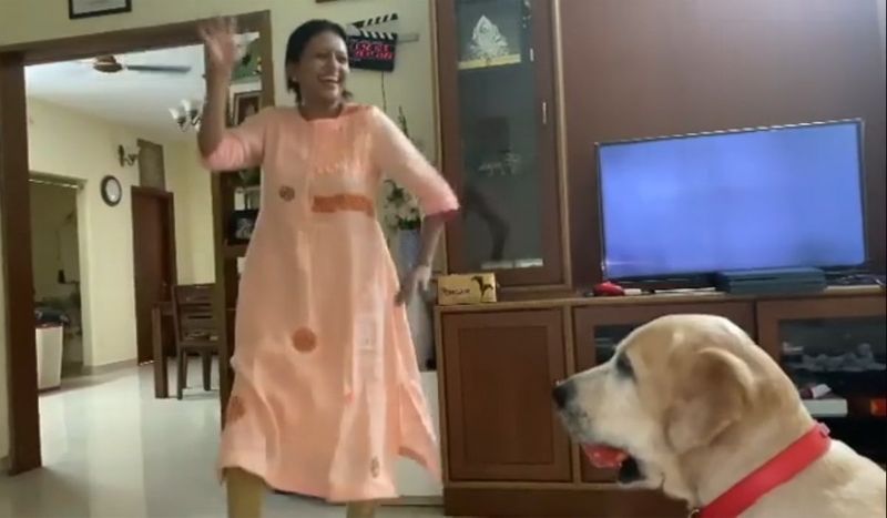 సుమక్క కుక్కతో ఆడుకున్న వీడియో భలే ఉందిగా కదా.. అని హెడ్డింగ్ పెడితే ఆ వీడియోకి 4-5 మిలియన్స్ వ్యూస్ వస్తాయి అన్నాడు.