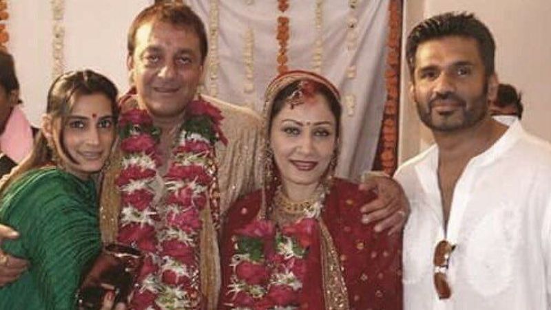 बता दें कि संजय दत्त वेलेंटाइन डे (14 फरवरी) के दिन शादी करना चाहते थे। हालांकि यह बसंत पंचमी को हुई। संजय और मान्यता ने शादी से पहले करीब दो साल तक एक-दूसरे को डेट किया। इनकी शादी में बॉलीवुड से उनके दोस्त सुनील शेट्टी और उनकी पत्नी माना शेट्टी खास तौर पर शामिल हुए थे।