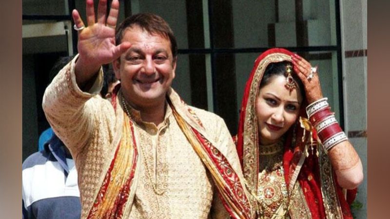 संजय-मान्यता ने गोवा में शादी की थी। शादी के 2 साल बाद 21 अक्टूबर, 2010 को मान्यता जुड़वा बच्चों शाहरान और इकरा की मां बनीं। वैसे, संजय दत्त की पहली पत्नी रिचा शर्मा से भी एक बेटी है, जिसका नाम त्रिशाला है।
