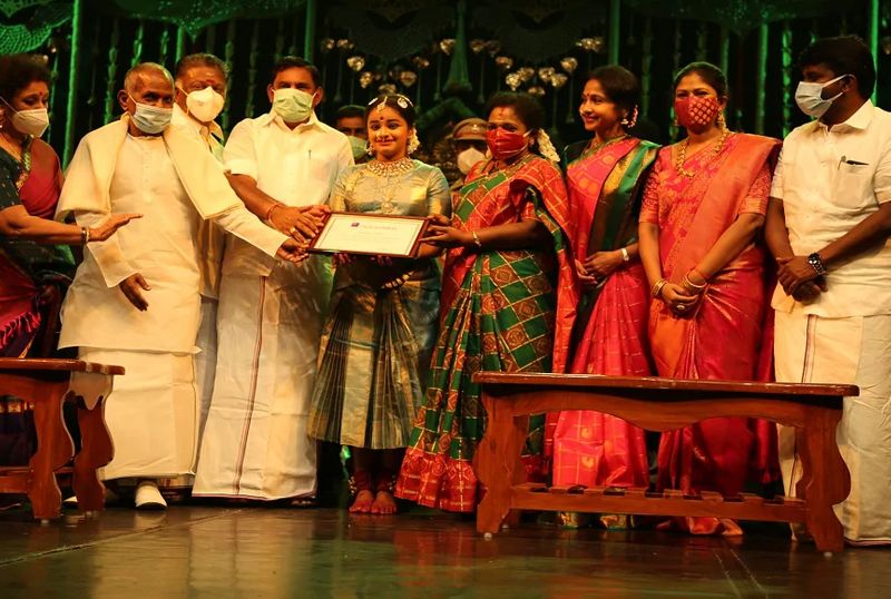 இசைஞானி இளையராஜா பேசும் போது “பிரியதர்ஷினி எனக்கு இது உன்னுடைய அரங்கேற்றமாக தெரியவில்லை. ஒவ்வொரு கை தட்டல் வரும் போதும் உன் கண்களில் நான் கண்ணீரைக் கண்டேன். உன்னுடைய உணர்வு உண்மையானது. இது முதல் நடனம் என்பது போல் எனக்கு தெரியவில்லை, பண்பட்ட நாட்டிய தாரகையே வந்து மேடையில் ஜொலிப்பது போல் இருந்தது” என பாராட்டினார். 