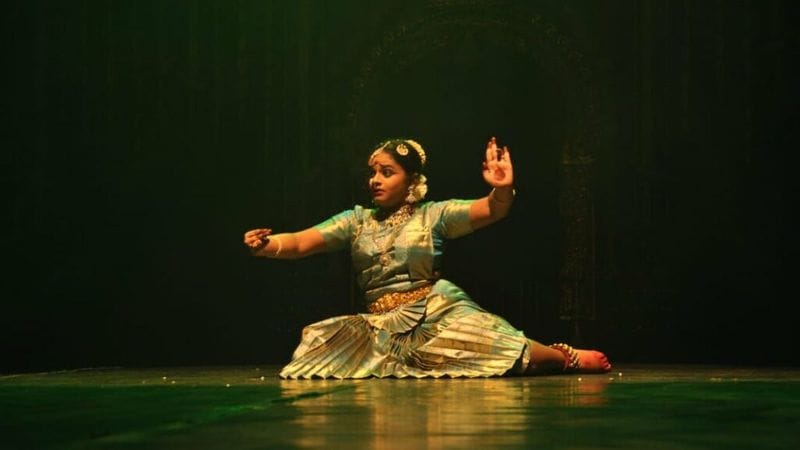 அரங்கேற்ற நிகழ்ச்சியில் புஷ்பாஞ்சலி, ஜதிஸ்வரம், வர்ணம், கோபிகா கீதம், பாரதியார் பாடல், தில்லானா ஆகிய வடிவங்களில் ரிதன்யா பிரியதர்ஷினி தொடர்ந்து 2.30 மணி நேரம் பரதம் ஆடி அசத்தினார்.