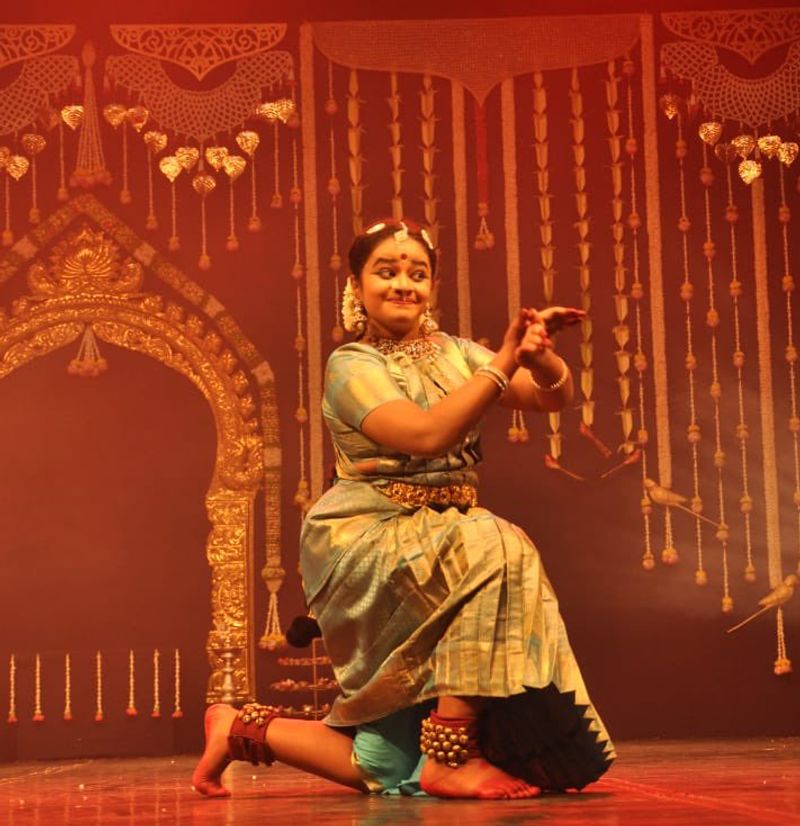 நவரசங்களையும் முகத்தில் காட்டி, முதன் முறையாக பரதம் ஆடும் எவ்வித அச்சமும் இன்றி ரிதன்யாவின் நடனம் இருந்ததாகவும், பரதத்தின் போது கண்கள் கூட பேசுவதை கண்டதாகவும் பரத நாட்டிய கலைஞர் சித்ரா விஸ்வேஸ்வரன் பாராட்டினார். 