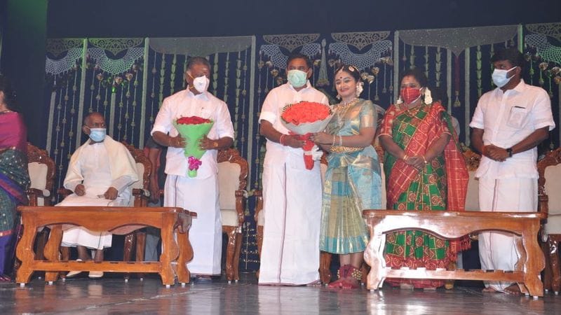 முதலமைச்சர் எடப்பாடி பழனிசாமி பேசியதாவது “பரத நாட்டியம் பற்றி எனக்கு முழு அனுபவம் கிடையாது. ரசிக்கத்தான் முடியும். பரதநாட்டியத்தை கற்றுக்கொள்வது என்பது அரிது, அதை திறம்பட கற்றுக்கொள்வது என்பது மிக மிக அரிது. சிறு வயதிலேயே முகபாவத்துடன் ஆடியது வியக்க வைத்தது. ரிதன்யா மேன்மேலும் பரத கலையில் உயர்ந்து விளங்க வேண்டும் என வாழ்த்துகிறேன்” என தெரிவித்தார்.
