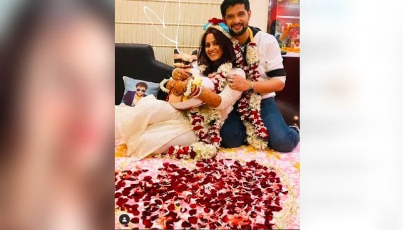 <p>শ্বশুরবাড়িতেও গিয়েও ফুলসজ্জা খাট থেকে তাদের কাপল রোম্যান্স নজর কেড়েছে নেটিজেনদের। প্রতিটি মুহূর্তের ভিডিও ভক্তদের সঙ্গে শেয়ার করেছেন এই জুটি।</p>