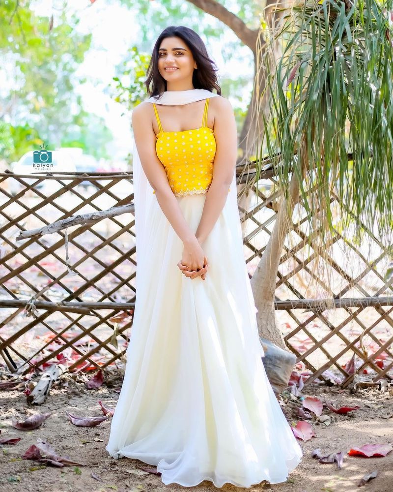నల్లబ్బాయి వెనుకపడే తెల్ల పిల్లగా, వర్ష మంచి ఎంటర్టైన్మెంట్ పంచుతున్నారు. ఇమ్మానియేల్, వర్ష కెమిస్ట్రీ బుల్లితెరపై సక్సెస్ అవుతుండగా, వరుస అవకాశాలు వచ్చి పడుతున్నాయి.