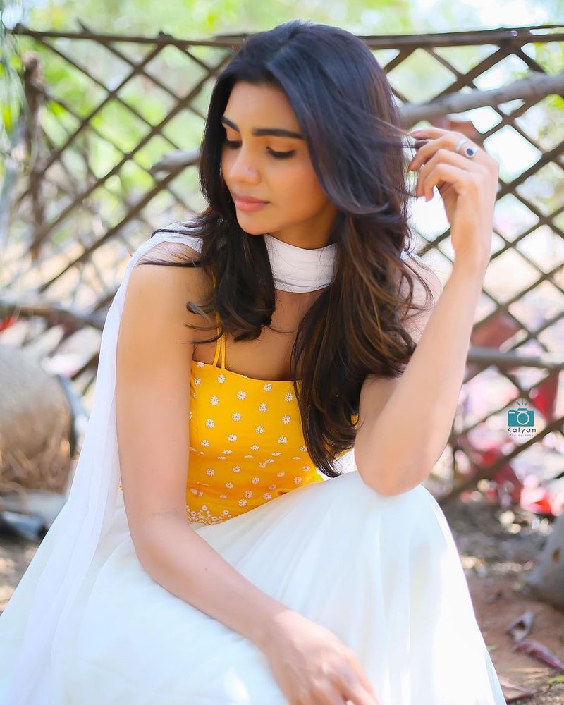 జబర్ధస్త్ వేదికపై రొమాంటిక్ ఫోజులో వర్షకు హ్యాపీ వాలంటైన్స్ డే చెప్పి ఇమ్మానియేల్ తన ప్రేమను చాటుకున్నాడు. ఇది స్కిట్ లో భాగం కాకపోవడంతో విశేషత సంతరించుకుంది.