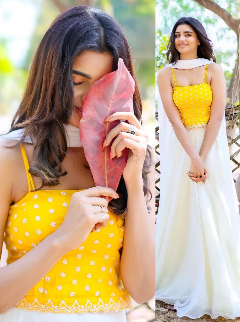 తాజాగా ఎల్లో వైట్ కాంబినేషన్ లో ఉన్న చుడిదార్ లో రొమాంటిక్ ఫోజులతో మెస్మరైజ్ చేశారు. అందాలకు ఆకు అడ్డంపెడుతూ వర్ష ఇచ్చిన ఫోజులు వైరల్ అవుతున్నాయి.