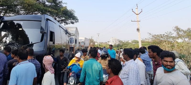 100 கோடி ரூபாய் பட்ஜெட்டில் உருவாகி வரும் இந்த படத்தில் ராஷ்மிகா மந்தனா ஹீரோயினாக நடித்து வருகிறார். தற்போது புஷ்பா பட ஷூட்டிங் ஆந்திர மாநிலம் ரம்பச்சோதவரம் வனப்பகுதியில் நடைபெற்றது. 