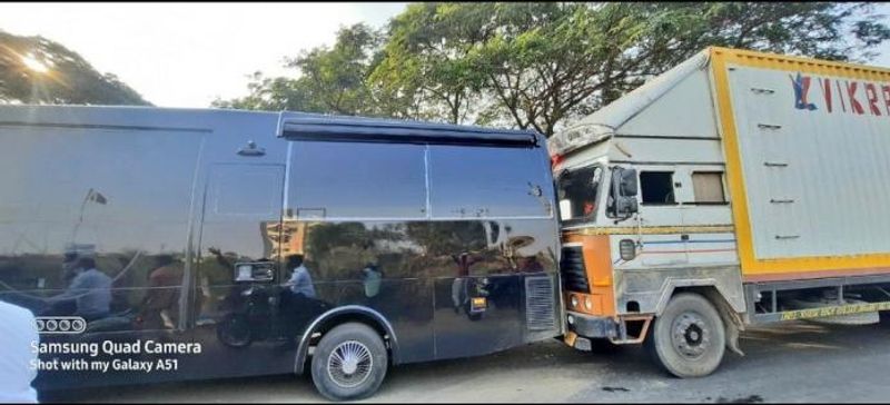 கம்மம் அருகே வேன் சென்று கொண்டிருந்த போது டிரைவர் திடீரென் பிரேக் அடித்துள்ளார். அப்போது பின்னால் வந்து கொண்டிருந்த வாகனம் வேன் மீது மோதி விபத்துக்குள்ளானது. இதில் அதிர்ஷடவசமாக யாருக்கும் எவ்வித காயமும் ஏற்படவில்லை.