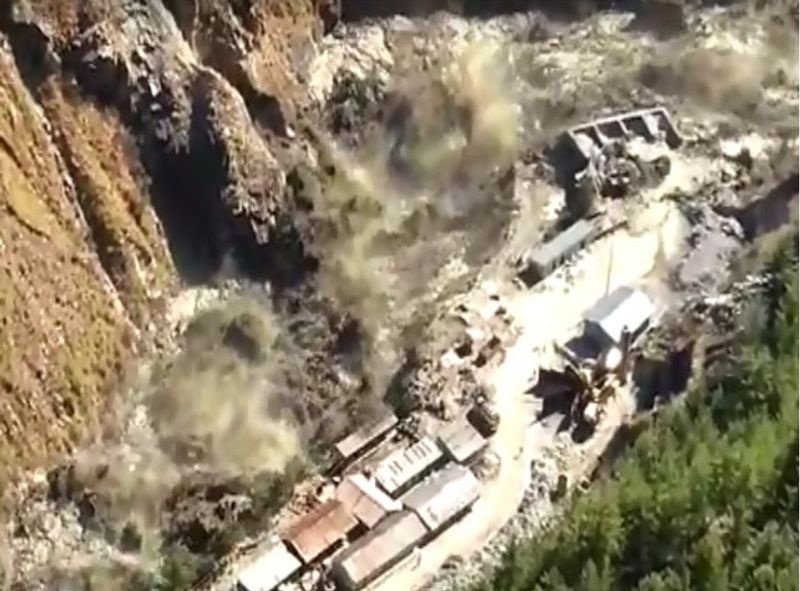 चमोली के इस हादसे के बाद से उत्तराखंड और यूपी के सीएम लगातार संपर्क में हैं। उत्तराखंड के सीएम त्रिवेन्द्र सिंह रावत के साथ ही उत्तर प्रदेश के सीएम ने आपदा प्रबंधन की तैयारी करने के साथ ही इस हादसे की जानकारी आपस में साझा की है। 