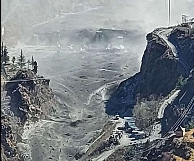 मीडिया रिपोर्ट्स के मुताबिक टिहरी में भी प्रशासन ने कीर्तिनगर, देवप्रयाग में नदी किनारे अलर्ट जारी किया है। देवप्रयाग संगम पर भी लोगों की आवाजाही बंद कर दी गई है। वहीं, नदी किनारे जितनी भी बस्तियां हैं सभी में लोगों को ऊंचाई वाले इलाकों में जाने के लिए कहा गया है। खनन पट्टों पर कार्य कर रहे लोगों को भी हटाया जा रहा है।
